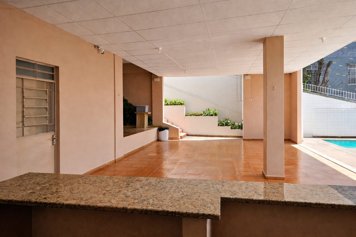 Área coberta com vista para a piscina no Espaço Glow Grajaú