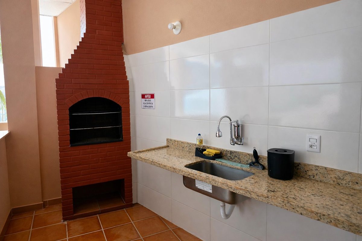 Churrasqueira profissional de alvenaria com bancada em granito no Espaço Glow Grajaú