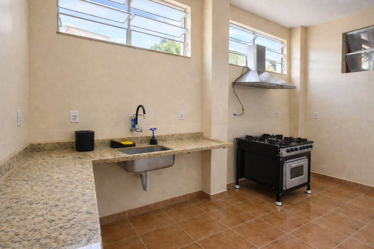 Cozinha industrial completa com fogão e bancadas em granito Espaço Glow Grajaú