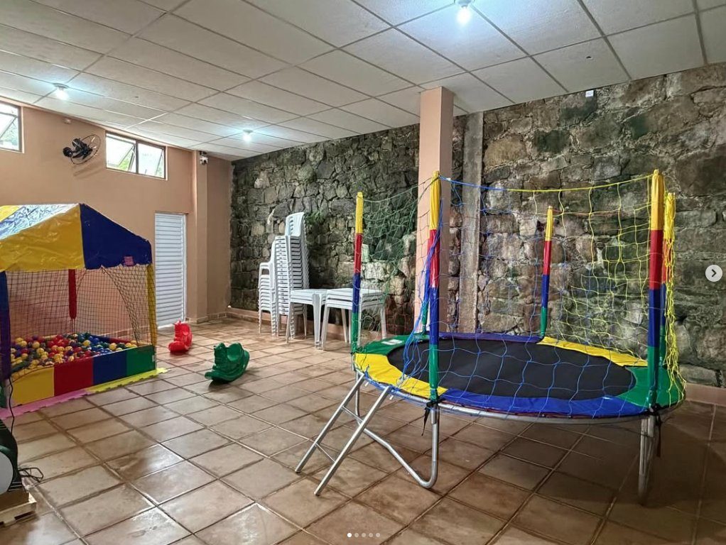 Festa colorida com decoração no Espaço Glow Grajaú Rio de Janeiro
